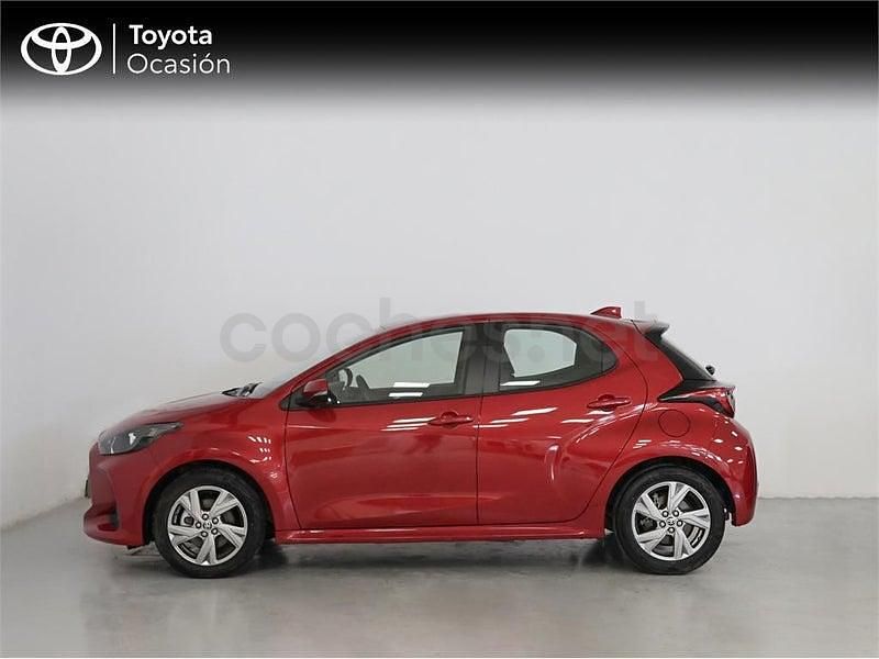 Usado Toyota Yaris Hybrid Active 116 CV (85 kW) 2025 Rojo Monovolumen