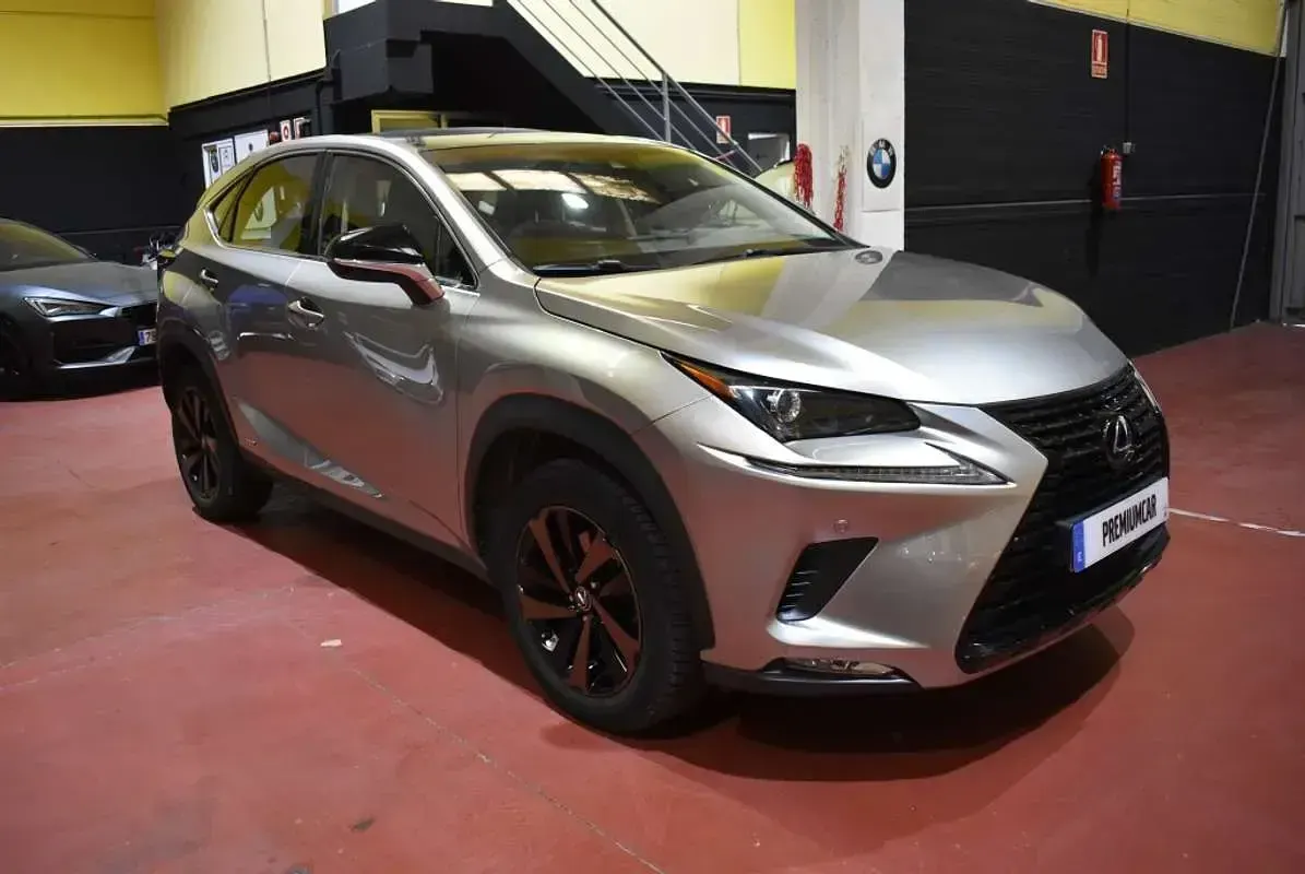 Usado Lexus NX300h Luxury Line 197 CV (144 kW) 2019 Plateado SUV