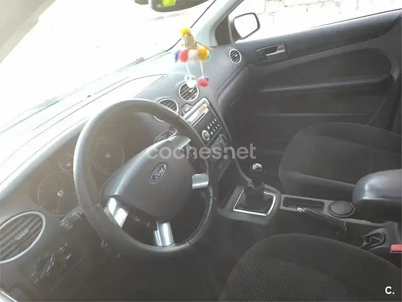 Usado Ford Focus Ghia 136 CV (100 kW) 2005 Gris / plata Berlina