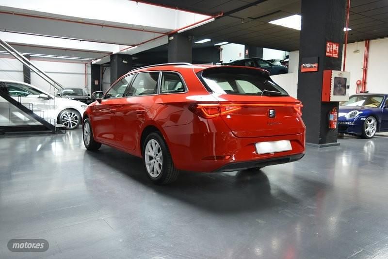Usado Seat Leon Reference 115 CV (84 kW) 2021 Rojo Berlina