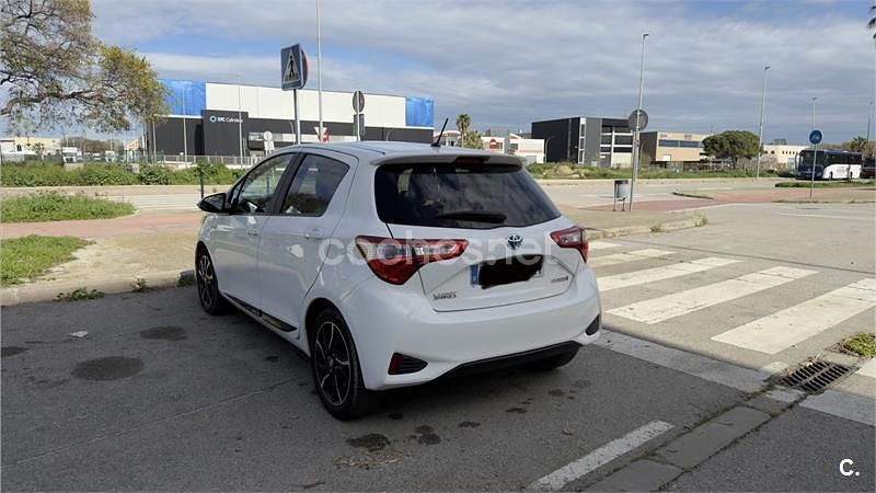 Usado Toyota Yaris Hybrid 100 CV (73 kW) 2018 Blanco Berlina