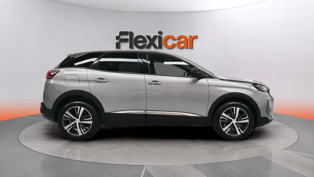 Usado Peugeot 3008 Allure 136 CV (100 kW) 2024 Gris SUV