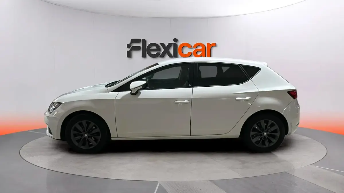Usado Seat Leon Style 130 CV (95 kW) 2019 Blanco Berlina