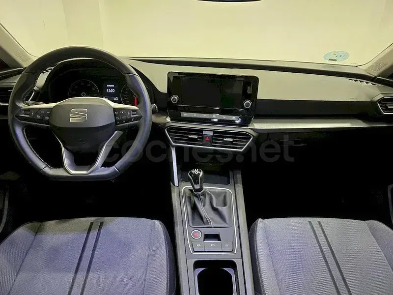 Usado Seat Leon Style 110 CV (80 kW) 2022 Rojo Berlina