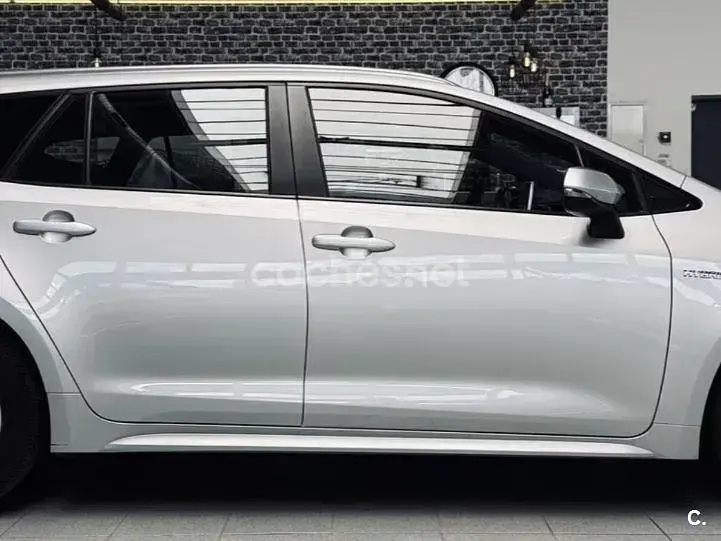 Usado Toyota Corolla Active 122 CV (89 kW) 2019 Gris / plata Berlina