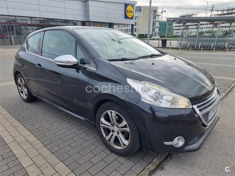Negro Usado 2012 Peugeot 208 Allure Utilitario | 4999 € (Precio justo) - Imagen 1/4