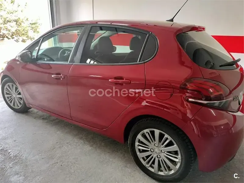 Usado Peugeot 208 Style 100 CV (73 kW) 2017 Rojo Utilitario