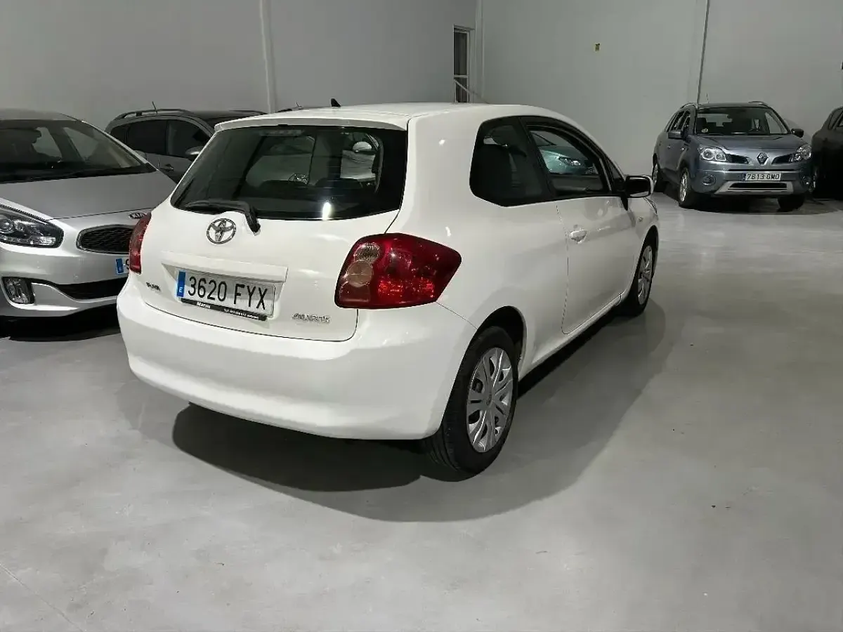 Begagnad Toyota Auris 90 HK (66 kW) 2007 Vit Halvkombi