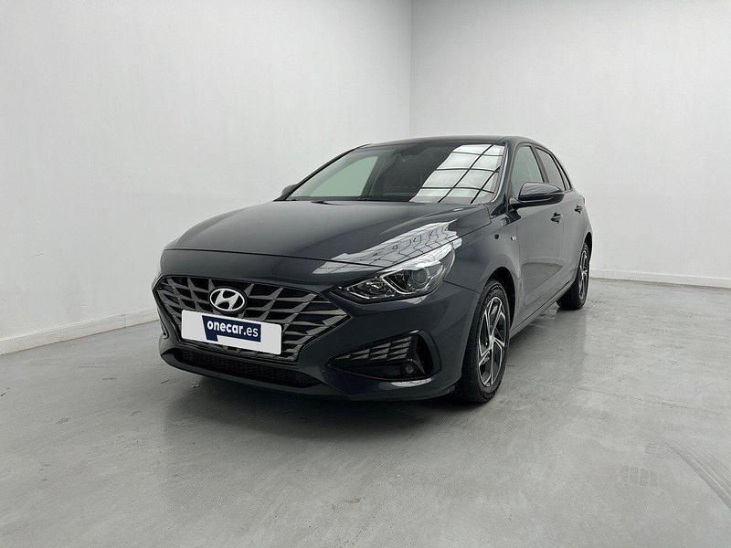 Usado Hyundai i30 120 CV (88 kW) 2021 Gris Berlina