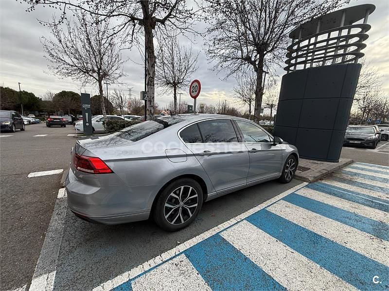 Usado VW Passat Executive 120 CV (88 kW) 2020 Gris / plata Berlina