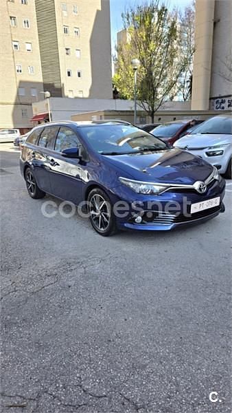 Usado Toyota Auris Active 112 CV (82 kW) 2017 Azul Familiar