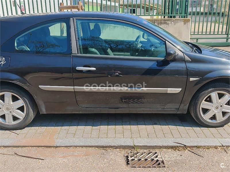 Begagnad Renault Mégane II Authentique 120 HK (88 kW) 2003 Svart Sedan
