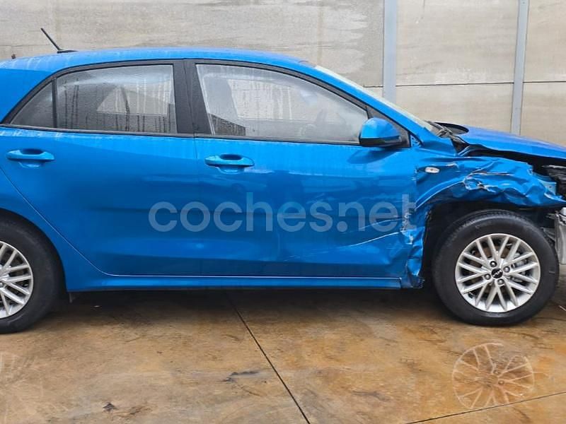 Usado Kia Rio 84 CV (61 kW) 2022 Azul Berlina