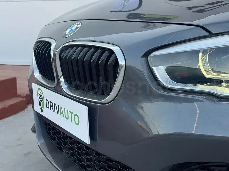 Usado BMW 118 Comfort Edition 140 CV (102 kW) 2019 Gris / plata Berlina