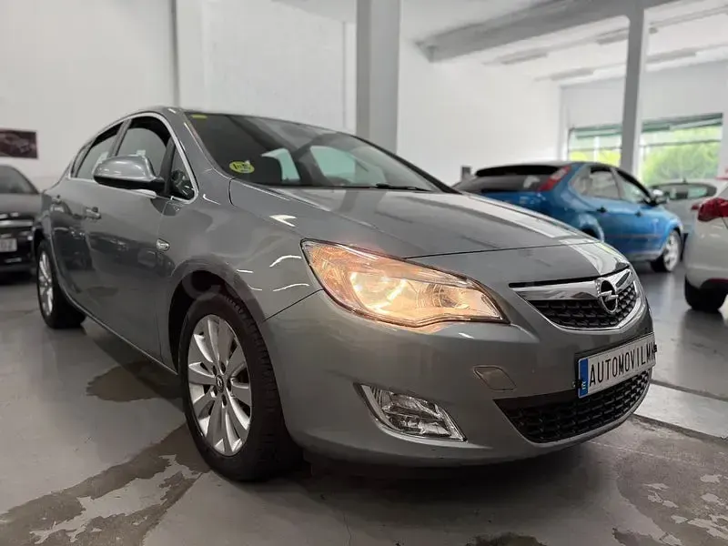 Usado Opel Astra Cosmo 125 CV (91 kW) 2010 Violeta / lila Berlina