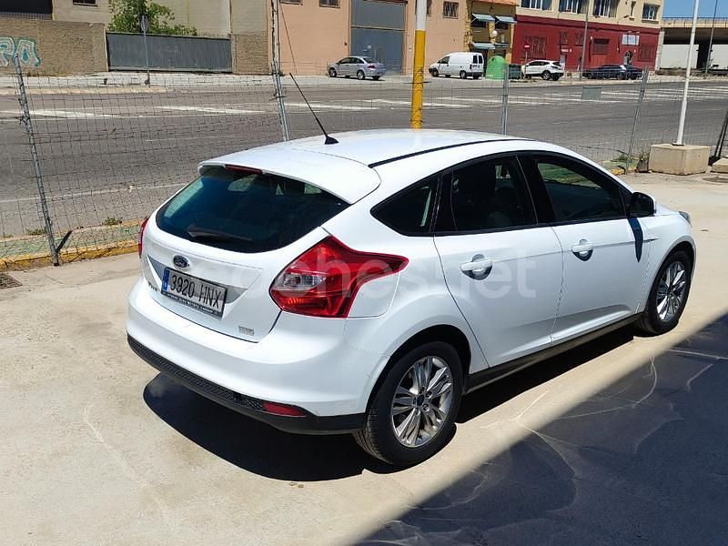 Usado Ford Focus 125 CV (91 kW) 2014 Blanco Berlina