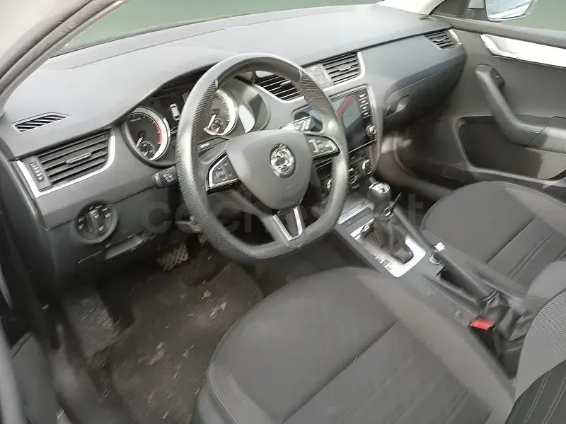 Usado Skoda Octavia Ambition 130 CV (95 kW) 2020 Gris / plata Familiar