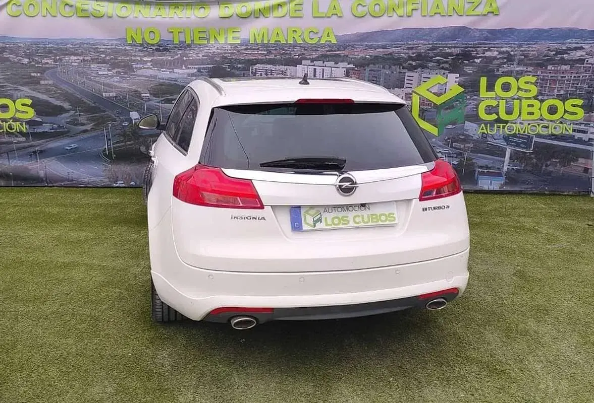 Usado Opel Insignia Sportive 194 CV (142 kW) 2013 Blanco Familiar
