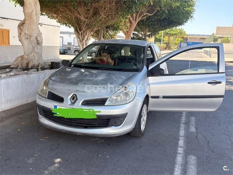 Gris / plata Usado 2007 Renault Clio II Dynamique Berlina | 2300 € (Buen precio) - Imagen 1/2