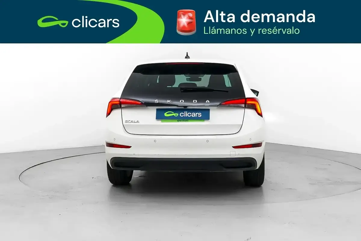 Usado Skoda Scala Ambition 110 CV (80 kW) 2022 Blanco Utilitario
