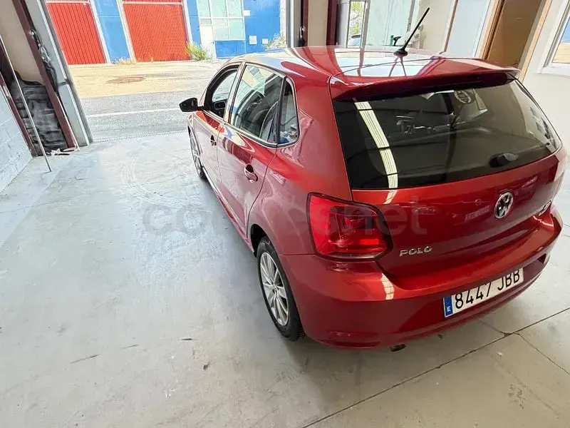 Usado VW Polo Sportline 90 CV (66 kW) 2015 Granate Berlina