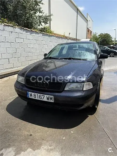 Usado Audi A4 125 CV (91 kW) 1998 Azul Berlina