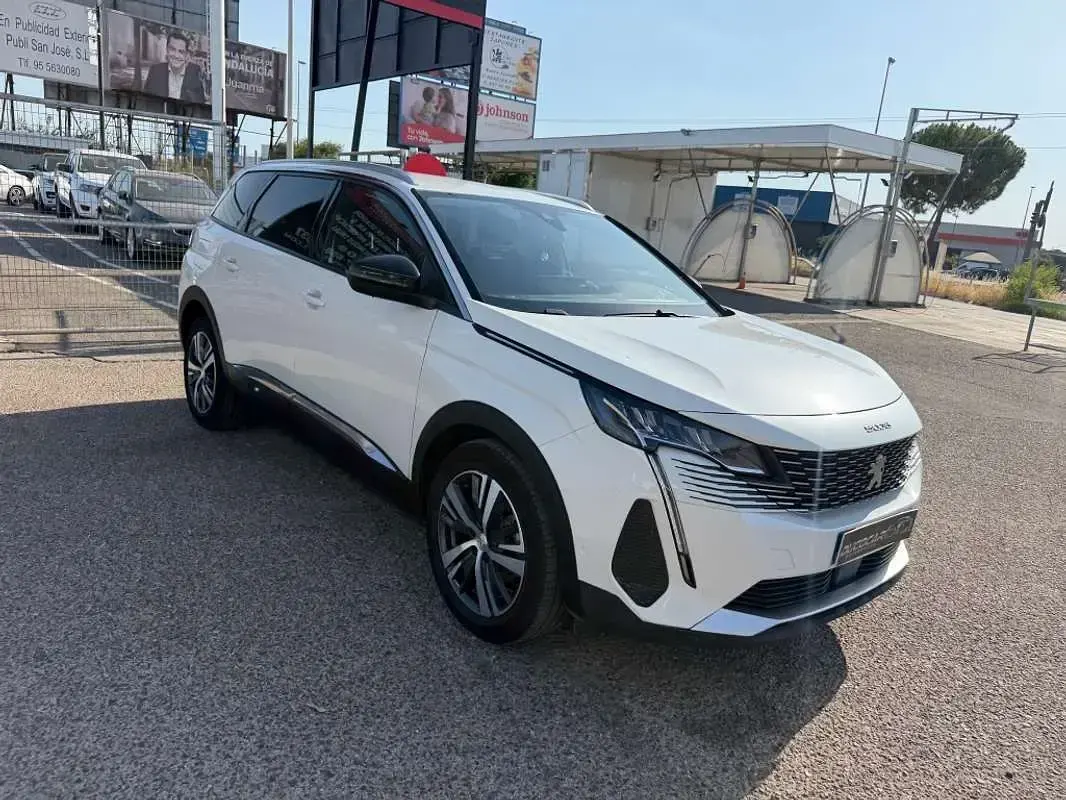 Usado Peugeot 5008 Allure 131 CV (96 kW) 2022 Blanco SUV