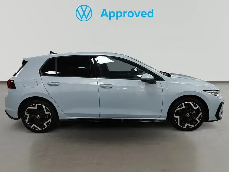 Usado VW Golf VIII R-line 150 CV (110 kW) 2025 Gris / plata Berlina