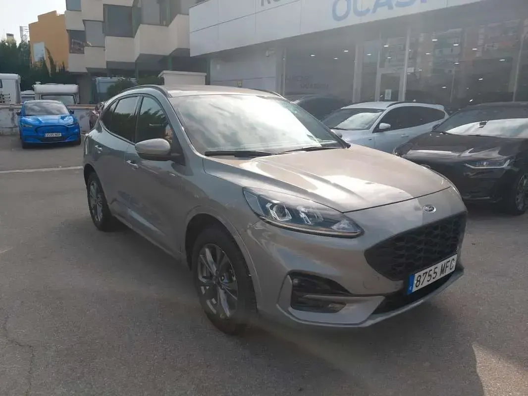 Usado Ford Kuga ST-Line 224 CV (164 kW) 2023 Plateado SUV