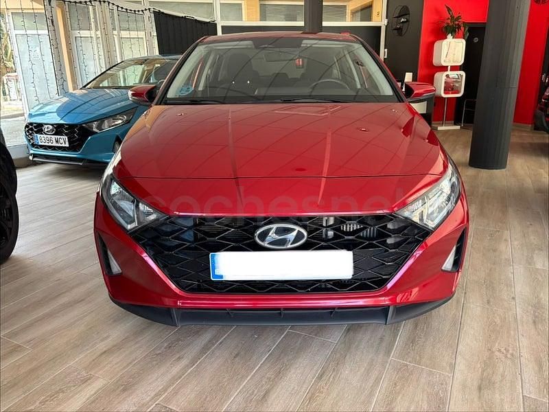 Usado Hyundai i20 100 CV (73 kW) 2022 Granate Utilitario