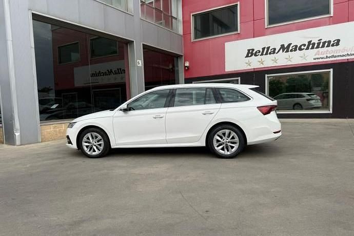 Usado Skoda Octavia Style 151 CV (111 kW) 2021 Blanco Familiar