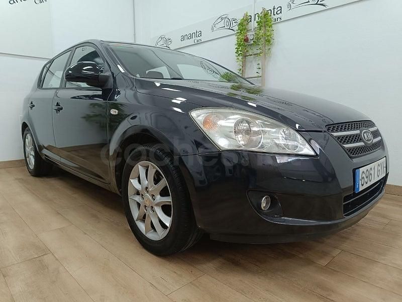Usado Kia Ceed Active 126 CV (92 kW) 2010 Negro Utilitario