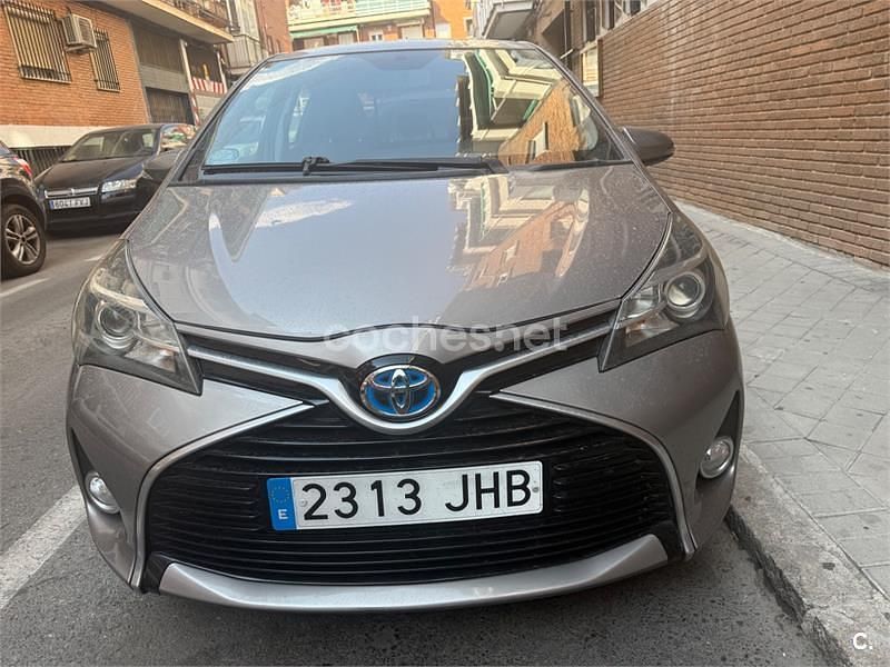 Marrón Usado 2015 Toyota Yaris Hybrid Active Berlina | 8900 € - Imagen 1/4