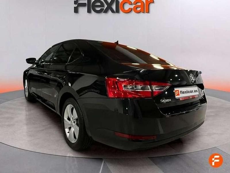 Usado Skoda Superb Style 190 CV (139 kW) 2018 Gris Berlina