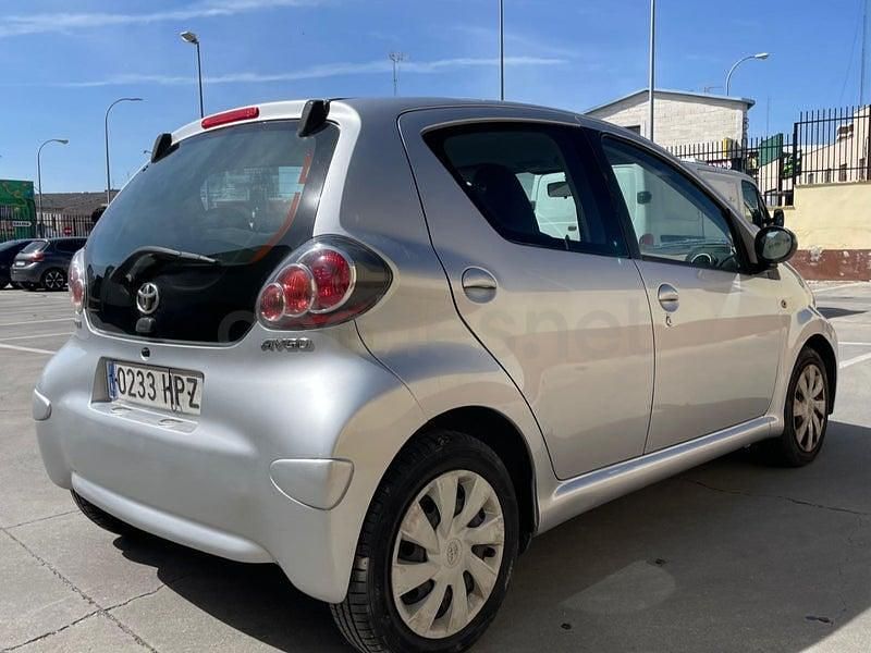 Usado Toyota Aygo Live 68 CV (50 kW) 2013 Gris / plata Utilitario