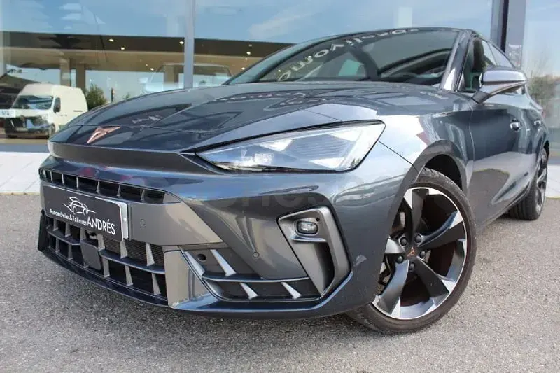 Usado Cupra Leon 150 CV (110 kW) 2024 Gris / plata Berlina
