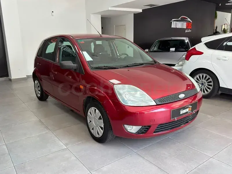 Usado Ford Fiesta Ghia 80 CV (58 kW) 2003 Granate Utilitario