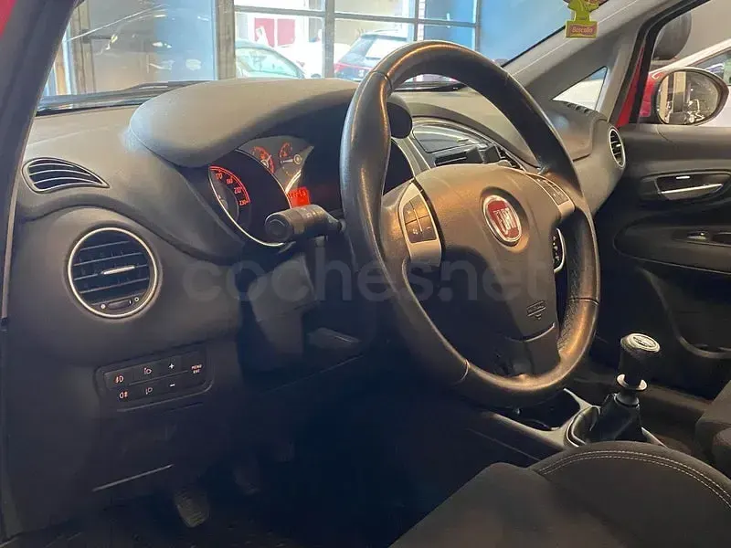 Usado Fiat Punto Easy 69 CV (50 kW) 2013 Rojo Utilitario