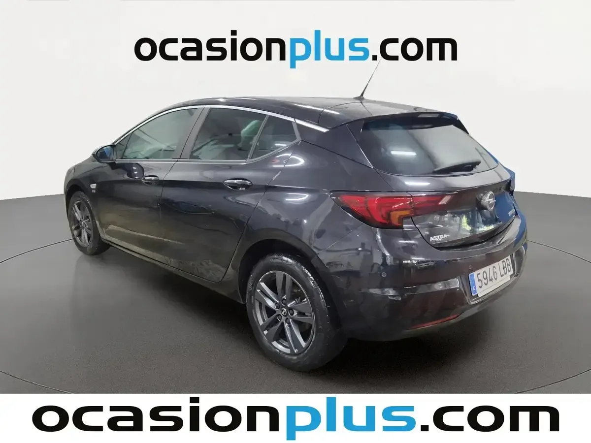 Usado Opel Astra 110 CV (80 kW) 2019 Negro Berlina