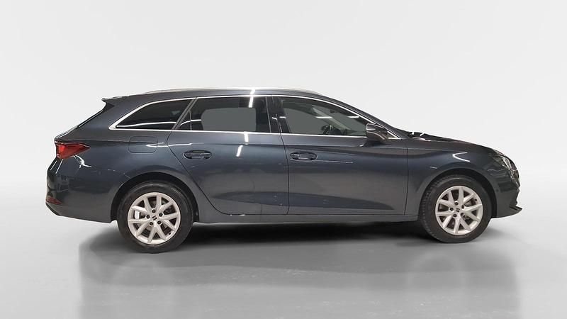 Usado Seat Leon Style 150 CV (110 kW) 2025 Gris / plata Berlina