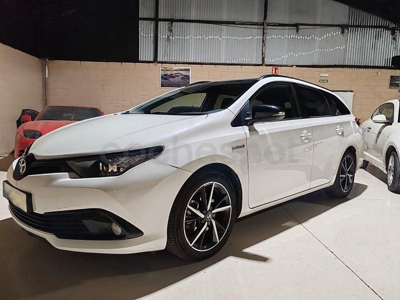 Usado Toyota Auris Hybrid Business Edition 136 CV (100 kW) 2018 Blanco Familiar