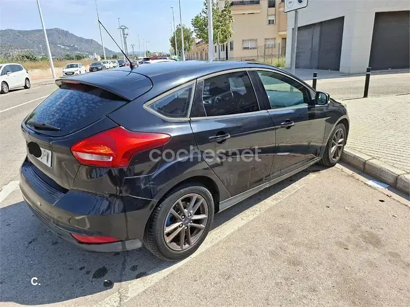 Usado Ford Focus Trend 125 CV (91 kW) 2016 Negro Berlina