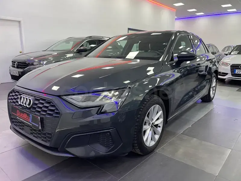 Usado Audi A3 116 CV (85 kW) 2021 Gris / plata Berlina