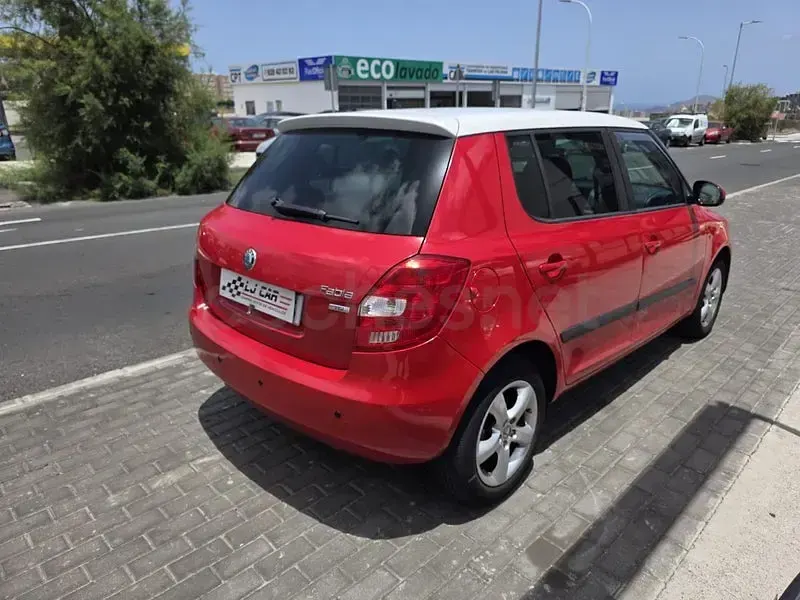 Usado Skoda Fabia Ambition 60 CV (44 kW) 2011 Rojo Berlina