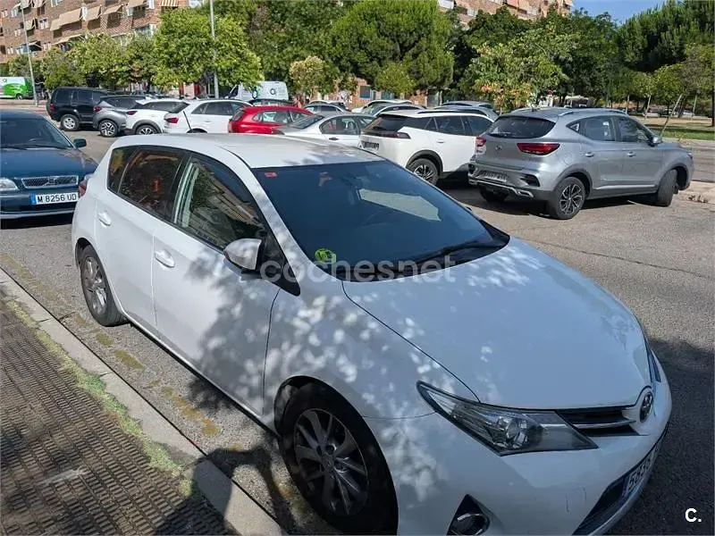 Usado Toyota Auris Active 124 CV (91 kW) 2014 Blanco Berlina