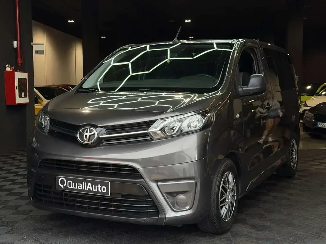 Usado Toyota Proace Advance 120 CV (88 kW) 2020 Marrón Monovolumen