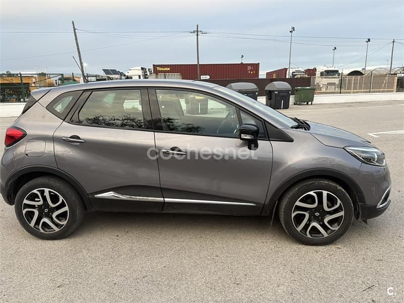 Usado Renault Captur Zen 90 CV (66 kW) 2016 Gris / plata SUV