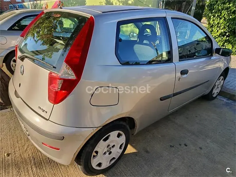 Usado Fiat Punto Feel 60 CV (44 kW) 2006 Gris / plata Utilitario