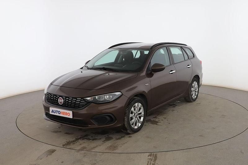 Usado Fiat Tipo Easy 95 CV (69 kW) 2019 Marrón Familiar