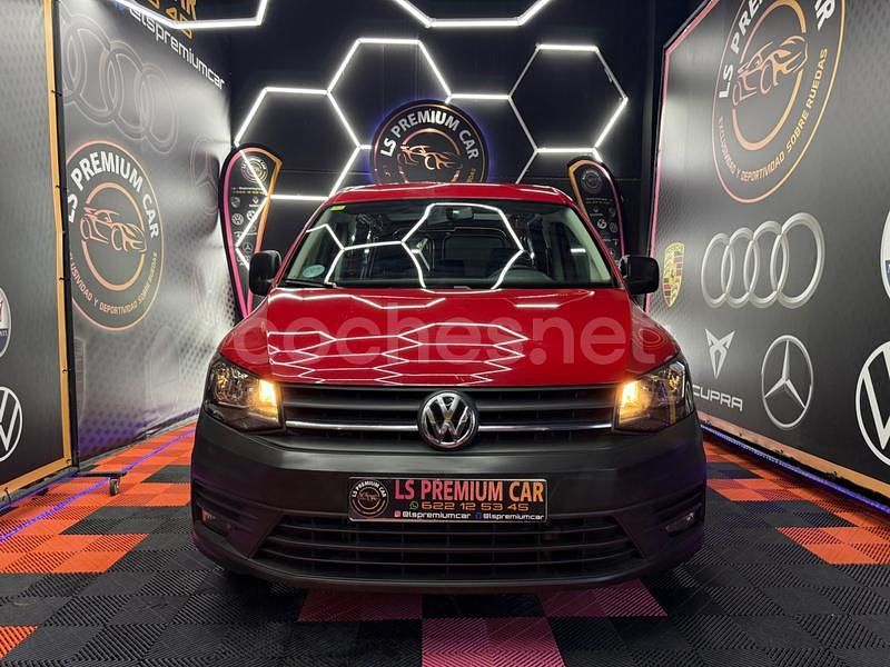 Usado VW Caddy Trendline 102 CV (75 kW) 2020 Rojo Monovolumen